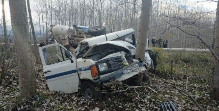 Odun yüklü kamyonet ağaca çarptı: 1’i ağır 3 yaralı