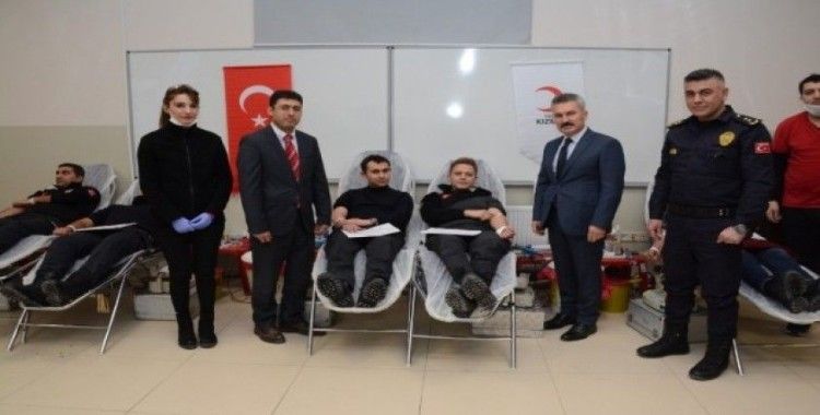 Van polisinden Kızılay’a kan bağışı