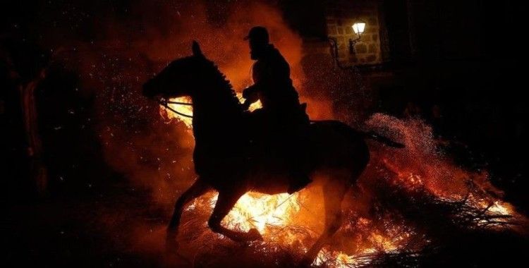 300 yıllık İspanyol geleneği: Atlar ateş üzerinde yürütüldü