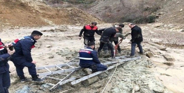 Sinop’ta battığı çamurdan zorlukla kurtarıldı