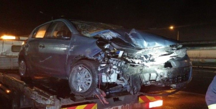 Kocaeli’de otomobil demir bariyerlere çarptı: 1 ağır yaralı