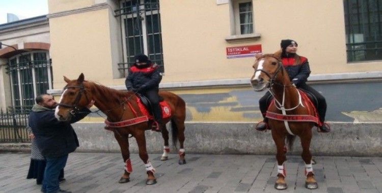 (Özel) İstiklal Caddesi’nde atlı polislerin geçidi turistlerden büyük ilgi gördü