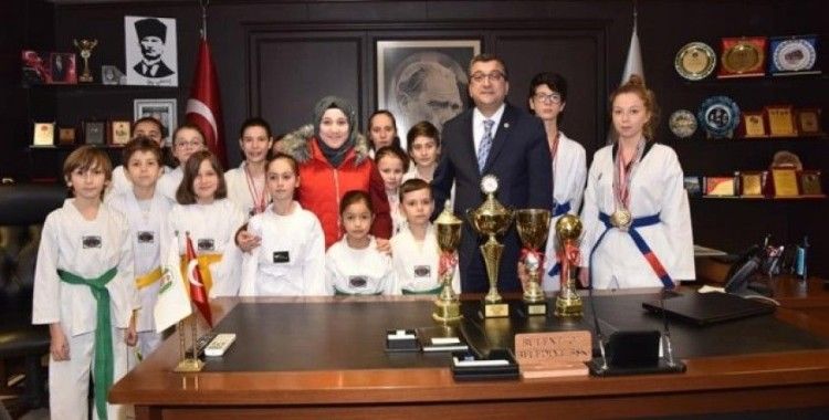 Çan Belediyesi Taekwondo kulübü başarılarını başkan Öz ile  paylaştı