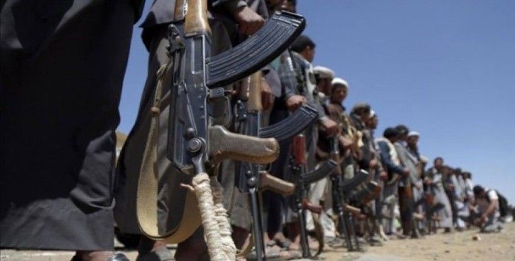 Husiler Yemen’de askeri kampa saldırdı: 70 ölü