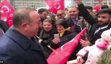 Bakan Çavuşoğlu, Berlin'de vatandaşlarla sohbet etti