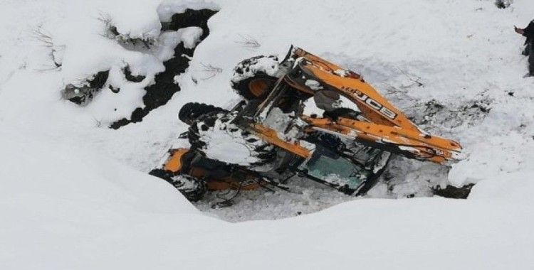 Kardan kapanan yolu açmaya çalışan iş makinesi şarampole devrildi: 1 yaralı