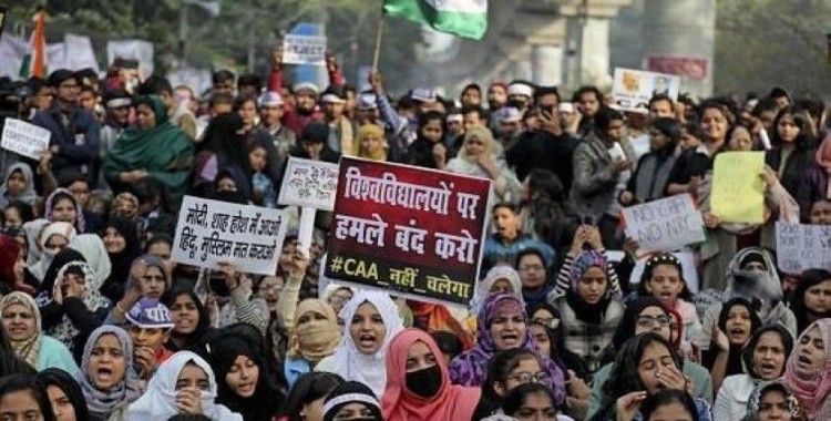 Hindistan’da binlerce kadın sokaklara döküldü