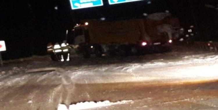 Kar küreme aracı kaza yaptı, yol bir süre trafiğe kapandı