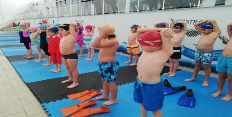 İzmit Belediyesinin ücretsiz yüzme kursu başladı