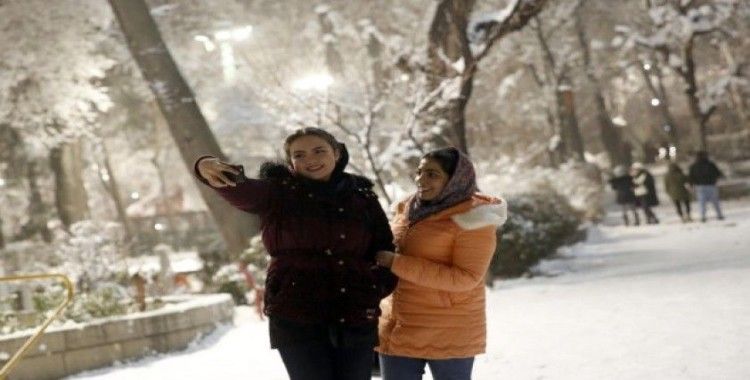 Tahran'da okullara kar tatili