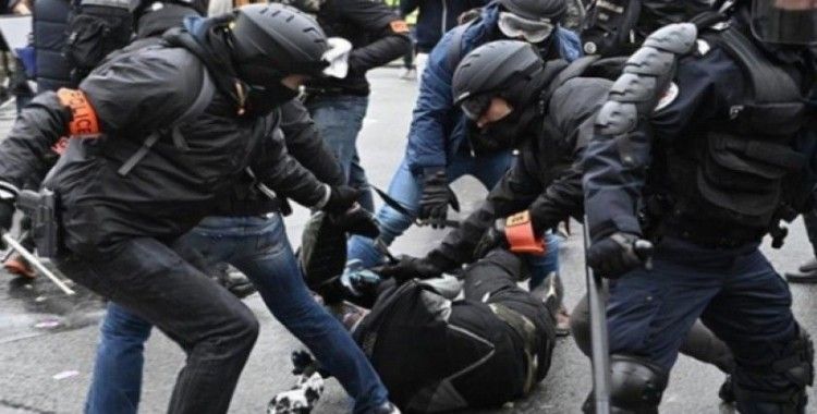 Fransa'da polisler darp ettikleri göstericiden şikayetçi oldu