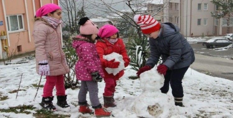 Çocukların uzun süredir beklediği kar yağdı