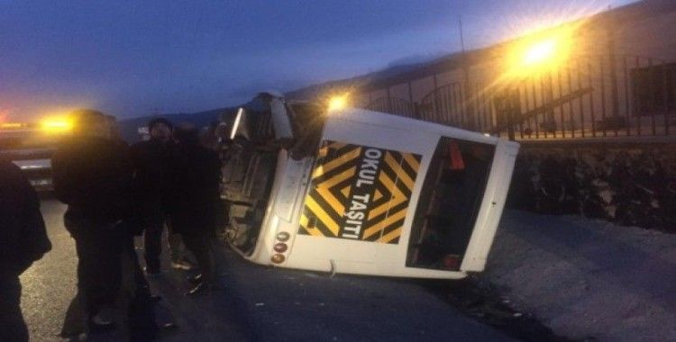 İzmir’de servis aracı devrildi: 8 yaralı
