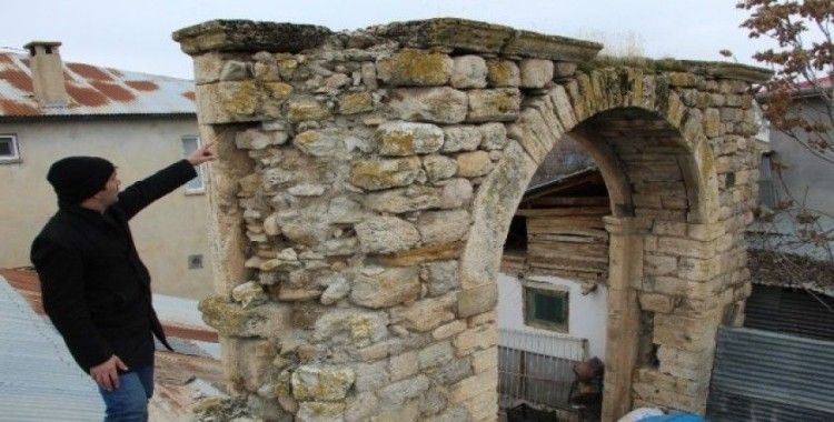 Elazığ’ın Kovancılar ilçesi Yazıbaşı köyünde 115 yıl önce yapılan  Alibeyköy Konağı yok olmak üzere