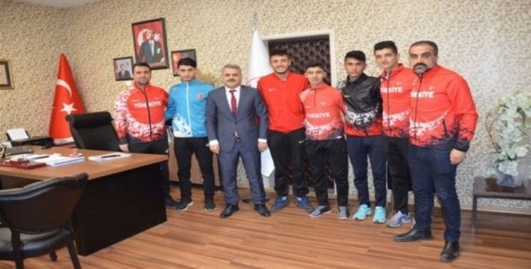 Başarılı atletlerden Gençlik Spor İl Müdürü Kayhan’a ziyaret