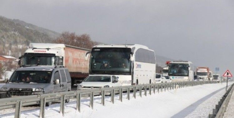 Bolu’da, kar yağışı nedeniyle yaşanan kazalar D-100 kara yolunu kapattı