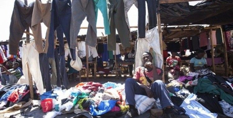 Zimbabveli seyyar satıcılar, ikinci el kıyafetlerden her gün yüzlerce dolar kazanıyor