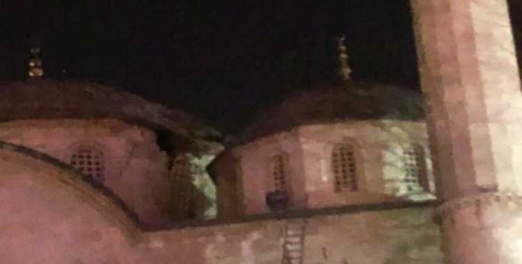 Depremde Yeni Cami hasar gördü
