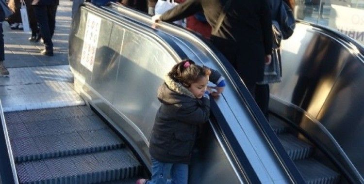 (Özel)Taksim Metrosunun yürüyen merdivenlerinde tehlikeli oyun