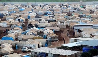 Bombardımandan kaçan Suriyeliler boş alanlara çadır kuruyor