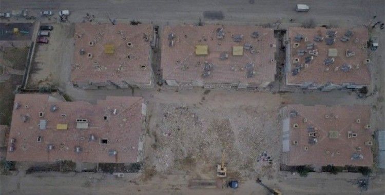 Elazığ'da depremle çöken binalarda enkaz kaldırma çalışmaları