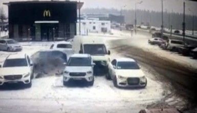 Rusya'da minibüs park halindeki 4 araca çarptı