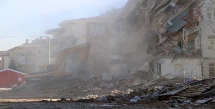 Elazığ’da depremde hasar gören bina çöktü