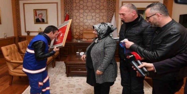 Türk bayrağını yerden alıp öpen temizlik işçisine Başkan Döğücü’den teşekkür