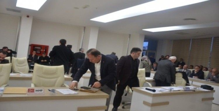 AK Parti ve MHP’li meclis üyeleri salonu terk etti