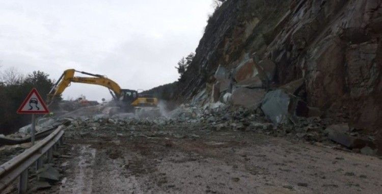 Bolu’da yağmur sonrası heyelan Ankara yolunu kapattı