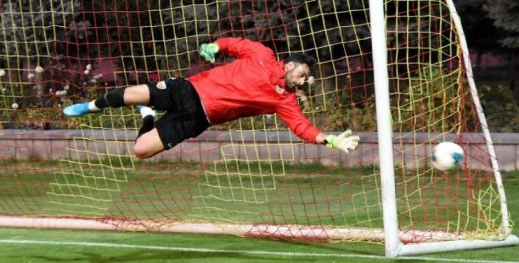 Kayserispor'da kaleci Hakan Arıkan 4 hafta sahalardan uzak kalacak