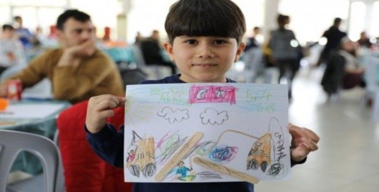 Akhisar’da depremden etkilenen çocuklara eğlence, ailelere psikolojik destek
