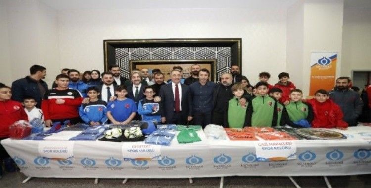 Eski futbolcu ve teknik direktör Bülent Korkmaz genç sporcularla buluştu