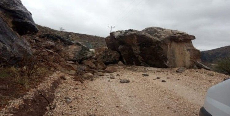 Depremin düşürdüğü kaya ulaşımı engelliyor