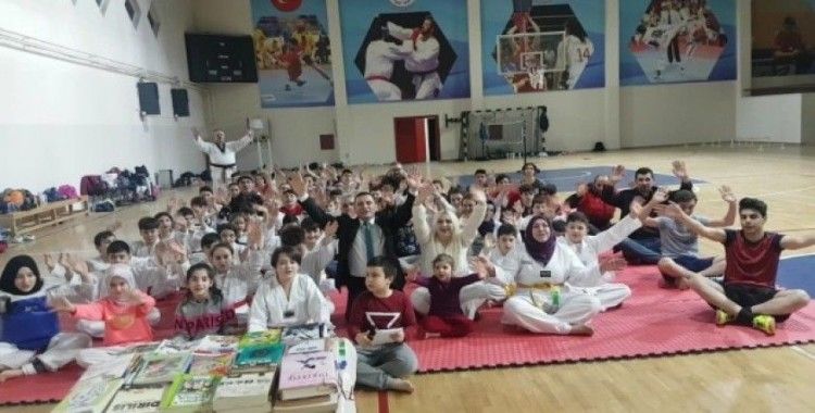 Okudukları kitapları Nusaybin’deki Misak-ı Milli Ortaokulu öğrencilerine gönderdiler