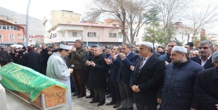 Sinop Valisi Şakalar’dan annesine son görev