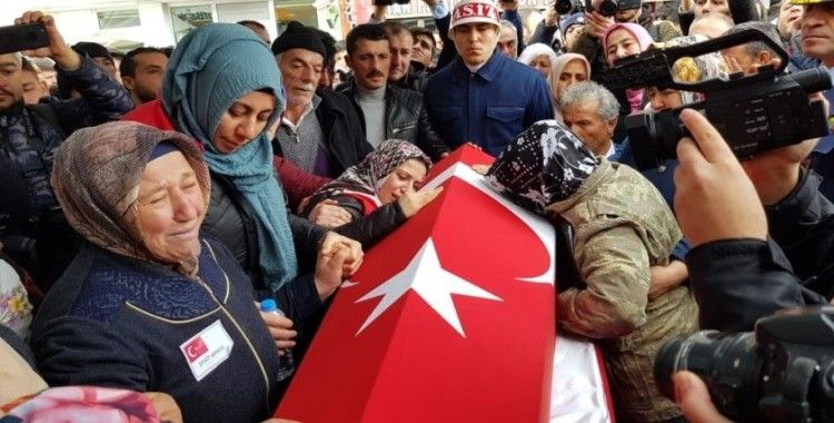 Şehit Özgür Çelik'in kız kardeşi: 'Kimse kardeşime öldü demesin, şehitler ölmez vatan bölünmez'