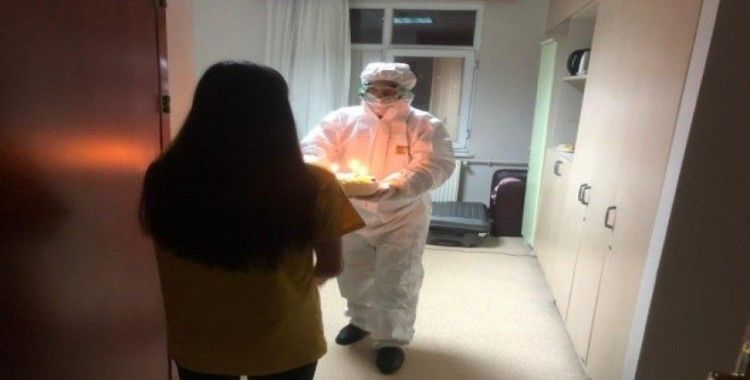 Sağlık personeli onu unutmadı, Çin’den tahliye edilen öğrenci doğum gününü karantina odasında kutladı