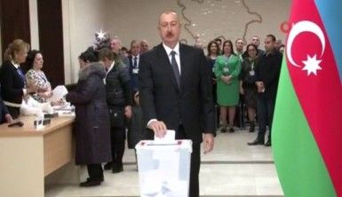 Azerbaycan Cumhurbaşkanı İlham Aliyev ve eşi oy kullandı