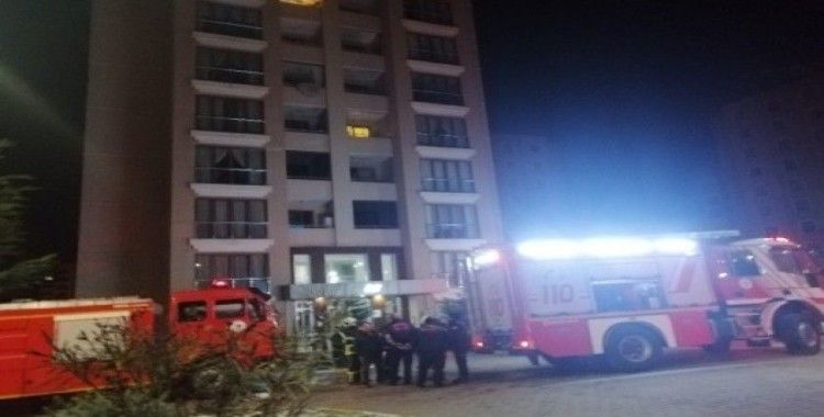 10 katlı binada çıkan yangın vatandaşları sokağa döktü