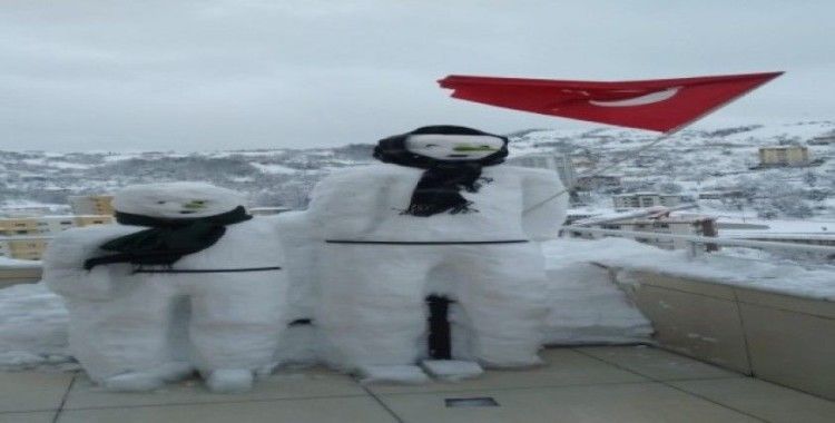 Rizeli Halil Kazdal 8. katta kardan adam yaptı