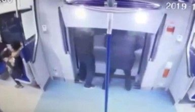 Yanlış metroya binen yolcu dışarı atladı