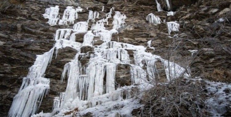 Kırım’daki Uçan Su Şelalesi ilk kez dondu