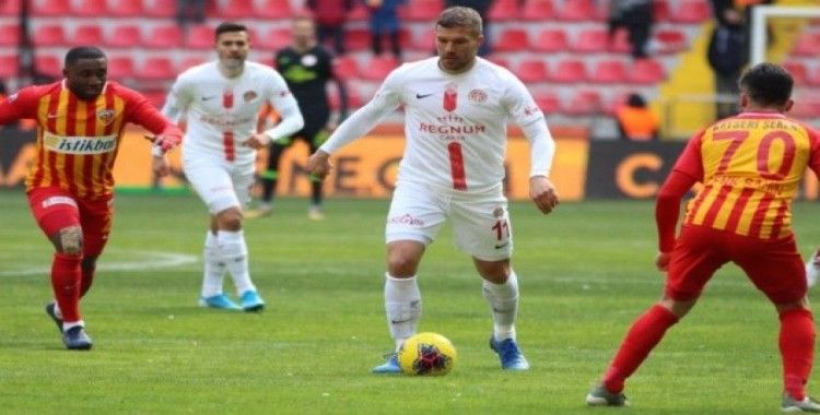 Antalyaspor kupada Podolski’yi riske etmeyecek