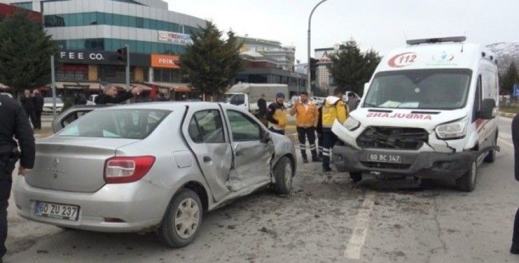 Hasta nakleden ambulans otomobille çarpıştı: 1 yaralı