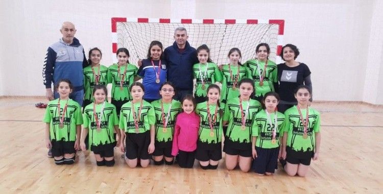 Merkez Ortaokulu Hentbol Küçük Kız Takımı bölge şampiyonu oldu