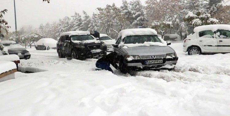 İran'da yoğun kar yağışı: 8 kişi hayatını kaybetti