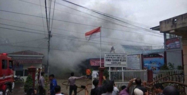 Endonezya'da mahkumlar cezaevini ateşe verdi