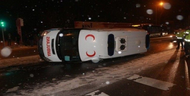 Buzlu yolda takla atan ambulans 2 otomobile çarptı