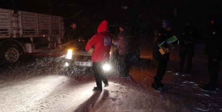 Türk Kızılayı Malatya’da yolda kalan araç sürücülerine kumanya dağıttı